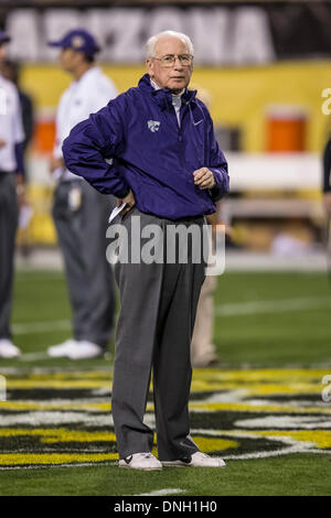 Tempe, Arizona, USA. 28 Dec, 2013. 28 décembre 2103 : Kansas State Wildcats l'entraîneur-chef Bill Snyder au cours de la Buffalo Wild Wings Bowl NCAA football match entre les Michigan Wolverines et le Kansas State Wildcats au Sun Devil Stadium de Tempe, AZ. Credit : csm/Alamy Live News Banque D'Images