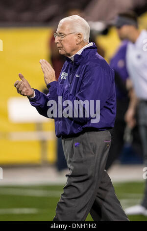 Tempe, Arizona, USA. 28 Dec, 2013. 28 décembre 2103 : Kansas State Wildcats l'entraîneur-chef Bill Snyder au cours de la Buffalo Wild Wings Bowl NCAA football match entre les Michigan Wolverines et le Kansas State Wildcats au Sun Devil Stadium de Tempe, AZ. Credit : csm/Alamy Live News Banque D'Images