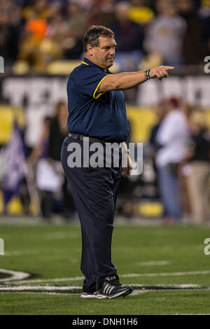 Tempe, Arizona, USA. 28 Dec, 2013. 28 décembre 2103 : Michigan Wolverines entraîneur en chef Brady Hoke pendant le Buffalo Wild Wings Bowl NCAA football match entre les Michigan Wolverines et le Kansas State Wildcats au Sun Devil Stadium de Tempe, AZ. Credit : csm/Alamy Live News Banque D'Images