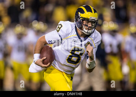 Tempe, Arizona, USA. 28 Dec, 2013. 28 décembre 2103 : Michigan Wolverines quarterback Russell Bellomy (8) exécute la balle pendant le Buffalo Wild Wings Bowl NCAA football match entre les Michigan Wolverines et le Kansas State Wildcats au Sun Devil Stadium de Tempe, AZ. Credit : csm/Alamy Live News Banque D'Images