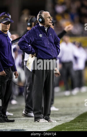 Tempe, Arizona, USA. 28 Dec, 2013. 28 décembre 2103 : Kansas State Wildcats l'entraîneur-chef Bill Snyder au cours de la Buffalo Wild Wings Bowl NCAA football match entre les Michigan Wolverines et le Kansas State Wildcats au Sun Devil Stadium de Tempe, AZ. Credit : csm/Alamy Live News Banque D'Images