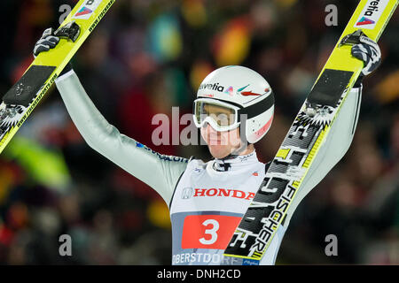 Oberstdorf, Allemagne. Dec 29, 2013. Simon Ammann de la Suisse cheers après avoir remporté la première étape des quatre Hills ski compétition de sauts à Oberstdorf, Allemagne, 29 décembre 2013. Photo : DANIEL KARMANN/dpa/Alamy Live News Banque D'Images