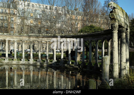 À côté de la colonnade 'bassin ornemental naumachie' (datée du 1778) dans le Parc Monceau, Paris, France Banque D'Images