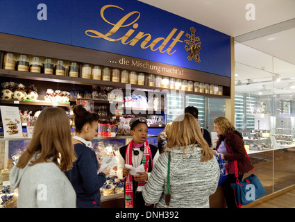 Les enfants l'achat à la boutique de chocolat Lindt Lindt dans le Musée du Chocolat, Cologne (Köln), Allemagne Europe Banque D'Images