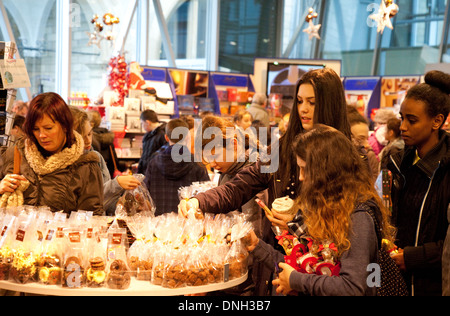 L'achat d'enfants et des bonbons au chocolat, le Musée du chocolat de Cologne Cologne, Cologne, Allemagne ( ), l'Europe Banque D'Images