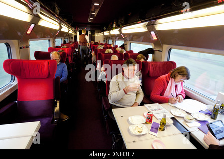 Les passagers dans un chariot élévateur sur un train à grande vitesse Thalys entre Bruxelles (Belgique), et de Cologne (Allemagne), de l'Europe Banque D'Images