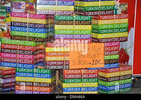 Boîtes de bonbons turcs en vacances en Turquie Banque D'Images