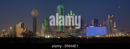 Ce panorama montre le Dallas skyline en soirée et dispose de l'emblématique tour de la réunion. Banque D'Images