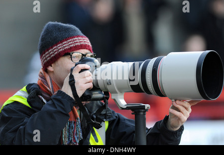 Sports professionnels photographe James Boardman en utilisant un appareil photo Canon 400mm et l'heure Banque D'Images