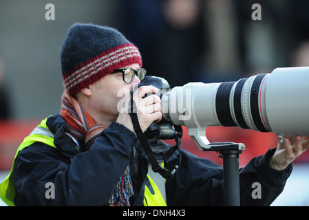 Sports professionnels photographe James Boardman en utilisant un appareil photo Canon 400mm et l'heure Banque D'Images