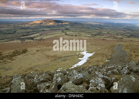 Brown Clee Hill d'être baigné dans la dernière lumière du coucher du soleil lors d'une froide journée de printemps en mars. Quelques plaques de neige subsistent sur Hil Clee Banque D'Images