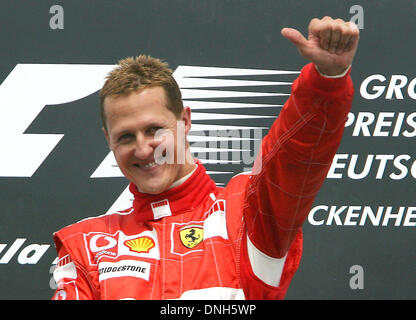 Fichier : Fichier - Le fichier photo datée du 30 juillet 2006 montre l'Allemand pilote de Formule 1 Michael Schumacher Ferrari de célébrer sa victoire au Grand Prix d'Allemagne à Hockenheim dans le circuit d'Hockenheim, Allemagne. Selon le journal Page d'accueil 'Bild.de', 40 ans, Schumacher sera de retour à la Formule Un en tant que moteur de Mercedes Grand Prix pour un an. Photo : Jens BUETTNERdpa/Alamy Live News Banque D'Images