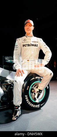 Fichier : Stuttgart, Allemagne. 25 Jan, 2010. Pilote de Formule 1 allemand et septuple champion du monde de Formule 1 Michael Schumacher pose sur la voiture de course 2009 avec une nouvelle peinture sur l'occasion de la présentation de l'écurie de Formule 1 Mercedes GP Petronas au Musée Mercedes-Benz à Stuttgart, Allemagne, 25 janvier 2010. Photo : MARIJAN MURAT/dpa/Alamy Live News Banque D'Images