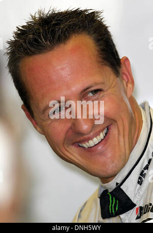 Fichier : Abu Dhabi, Émirats arabes unis. 12Th Nov, 2010. Le pilote allemand Michael Schumacher de Mercedes GP sourit à la team garage au cours de la première session d'essais au Circuit de Yas Marina, à Abu Dhabi, Émirats arabes unis, 12 novembre 2010. Le titre-décision finale de la saison de Formule 1 2010 se tiendra le 14 novembre au Circuit de Yas Marina à Abu Dhabi. Photo : Jens Buettner/dpa/Alamy Live News Banque D'Images