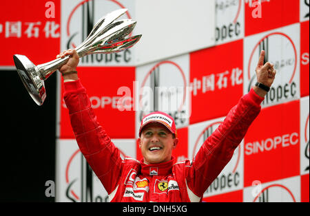 Fichier : Shanghai, Chine, dimanche. 06Th Oct, 2006. L'Allemand Michael Schumacher pilote de Formule 1 de la Scuderia Ferrari soulève le trophée après avoir remporté le Grand Prix de Chine sur le Circuit International de Shanghai, près de Shanghai, Chine, dimanche, 01 octobre 2006. Photo : Gero Breloer/dpa/Alamy Live News Banque D'Images