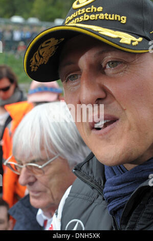 Fichier : Spa, Belgique. Août 28, 2011. L'allemand pilote de Formule 1 Michael Schumacher (R) de Mercedes GP ayant un chat avec F1 patron Bernie Ecclestone juste avant la parade des pilotes avant le début de la Formule Un Grand Prix de Belgique à la piste de course Circuit de Spa-Francorchamps près de Spa, Belgique, 28 août 2011. Photo : David Ebener dpa /afp/Alamy Live News Banque D'Images