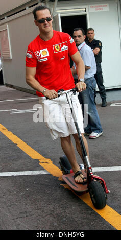 Fichier : Monte Carlo, Monaco, samedi. 27 mai, 2006. Pilote de Formule 1 allemand Michael Schumacher de l'écurie Scuderia Ferrari arrive à l'enclos à Monte Carlo, Monaco, samedi 27 mai 2006. Le Grand Prix de Formule 1 de Monaco aura lieu le dimanche 28 mai. Crédit photo : Carmen Jaspersen : dpa/Alamy Live News Banque D'Images