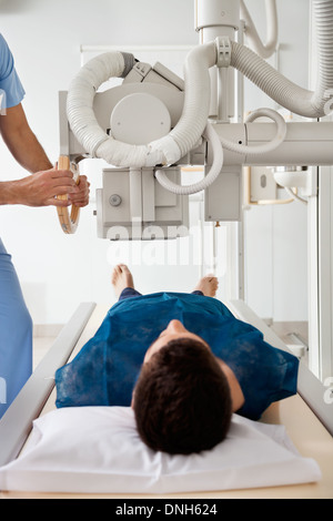 Passer par patient examen radiologique Banque D'Images