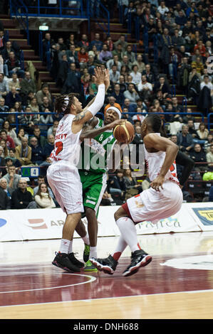 Milan, Italie. Dec 29, 2013. Jeremy Richardson, Keith Langford et Daniel Hackett lors du match entre l'EE7 Olimpia Milano et Sidigas Avellino à Mediolanum Forum dans le 13e jour de la Lega Serie Panier une saison régulière le 29 décembre 2013 à Milan, Italie.Photo : Marco Aprile/NurPhoto Crédit : Marco ZUMAPRESS.com/Alamy NurPhoto/Aprile/Live News Banque D'Images