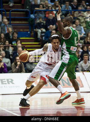 Milan, Italie. Dec 29, 2013. Daniel Hackett et Taquan Dean pendant le match entre l'EE7 Olimpia Milano et Sidigas Avellino à Mediolanum Forum dans le 13e jour de la Lega Serie Panier une saison régulière le 29 décembre 2013 à Milan, Italie.Photo : Marco Aprile/NurPhoto Crédit : Marco ZUMAPRESS.com/Alamy NurPhoto/Aprile/Live News Banque D'Images