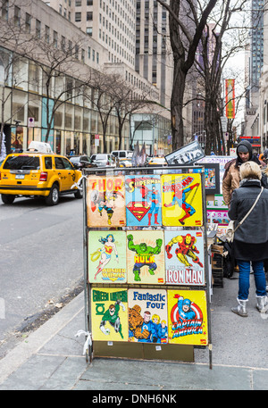 Scène de rue à New York - blocage des routes avec des photos de personnages de comics Marvel Banque D'Images