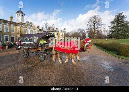 En carriole pour Noël à Polesden Lacey, Surrey, avec les chevaux avec voyant rouge de Rudolph' couvertures Banque D'Images