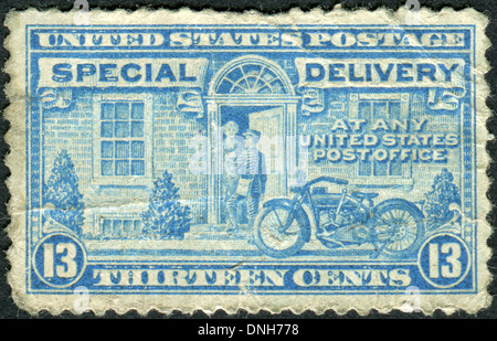 USA - VERS 1922 : timbres-imprimé aux Etats-Unis, montre un facteur et une moto, vers 1922 Banque D'Images