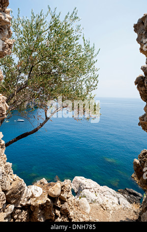 Vue sur la mer Méditerranée à partir de la petite île d'Isola Bella , Taormina, Sicile, Italie. Banque D'Images