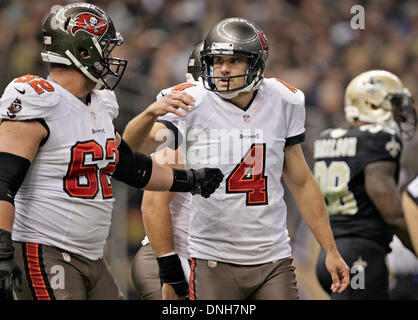 Tampa, Floride, USA. Dec 29, 2013. DANIEL WALLACE | fois.Tampa Bay Buccaneers kicker Rian Lindell (4) célèbre un point supplémentaire avec garde Ted Larsen (62) au cours du premier trimestre par rapport à la Nouvelle Orleans Saints à la Mercedes-Benz Superdome à la Nouvelle-Orléans le Dimanche, Décembre 29, 2013. Crédit : Daniel Wallace/Tampa Bay Times/ZUMAPRESS.com/Alamy Live News Banque D'Images