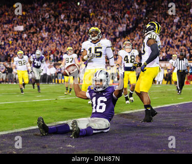 28 décembre 2103 : Kansas State Wildcats wide receiver Tyler Lockett (16) en action au cours de la Buffalo Wild Wings Bowl NCAA football match entre les Michigan Wolverines et le Kansas State Wildcats au Sun Devil Stadium de Tempe, AZ. Les Wildcats défait les Wolverines 31-14. Banque D'Images