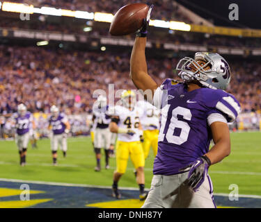 28 décembre 2103 : Kansas State Wildcats wide receiver Tyler Lockett (16) en action au cours de la Buffalo Wild Wings Bowl NCAA football match entre les Michigan Wolverines et le Kansas State Wildcats au Sun Devil Stadium de Tempe, AZ. Les Wildcats défait les Wolverines 31-14. Banque D'Images