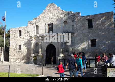 Les touristes en face de l'Alamo à San Antonio, Texas Banque D'Images