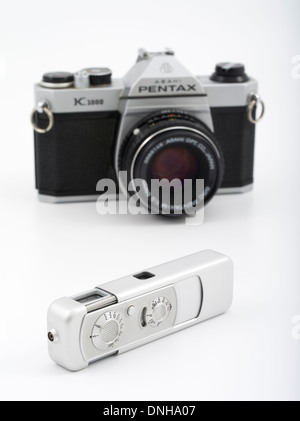 Minox Wetzlar III caméra espion subminiature avec Asahi Pentax K1000 appareil photo 35 mm. Banque D'Images