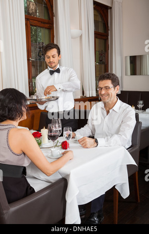 Young smiling couple au restaurant pour le dîner Banque D'Images
