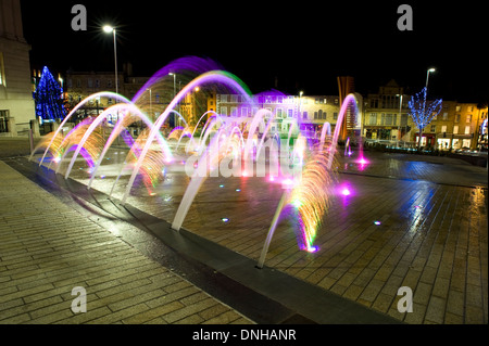 Nouveau dispositif de l'eau à l'extérieur de Barnsley Town Hall, dans le Yorkshire du Sud. Banque D'Images