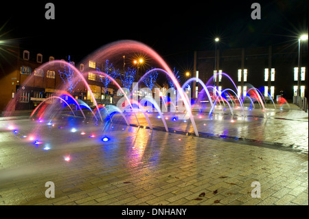 Nouveau dispositif de l'eau à l'extérieur de Barnsley Town Hall, dans le Yorkshire du Sud. Banque D'Images