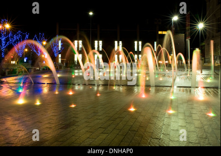 Nouveau dispositif de l'eau à l'extérieur de Barnsley Town Hall, dans le Yorkshire du Sud. Banque D'Images