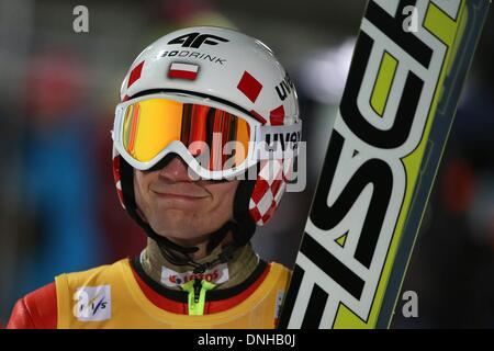 Oberstdorf, Allemagne. Dec 29, 2013. Kamil Stoch de Pologne réagit après le saut final à la première étape des quatre Hills ski compétition de sauts à Oberstdorf, Allemagne, 29 décembre 2013. Photo : FREDRIK VON ERICHSEN/dpa/Alamy Live News Banque D'Images