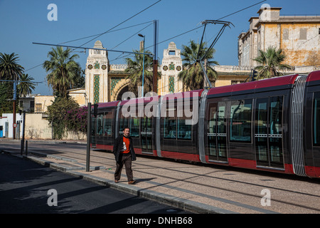 Nouveau tramway passant devant l'ancien abattoir de Casablanca, quartier urbain LE DÉVELOPPEMENT, Casablanca, Maroc, Afrique Banque D'Images