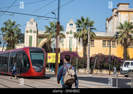 Nouveau tramway passant devant l'ancien abattoir de Casablanca, quartier urbain LE DÉVELOPPEMENT, Casablanca, Maroc, Afrique Banque D'Images