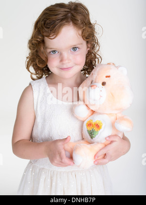 Jeune fille à l'Ours Ours 1983 Ami de soins plus ours jouet par Kenner. Banque D'Images