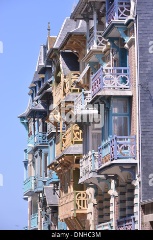 VILLAS DE STYLE BELLE EPOQUE, MAISONS TRADITIONNELLES DE MERS-LES-BAINS, SOMME (80), Picardie, France Banque D'Images