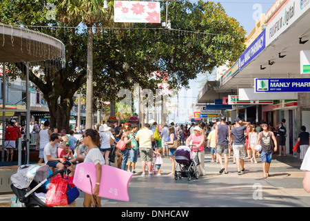 Les gens à la mer de Manly Beach à Sydney, les familles de marcher sur la croix,l'Australie Banque D'Images