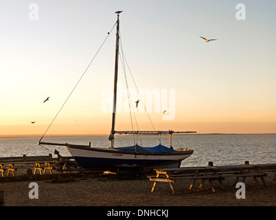 Bateau de pêche à voile sur la plage de Whitstable Kent UK Banque D'Images