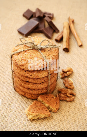 Oatmeal Cookies, morceaux de chocolat et des bâtons de cannelle Banque D'Images