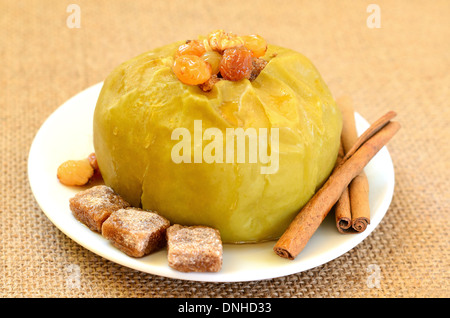 Pomme au four aux raisins on white plate Banque D'Images