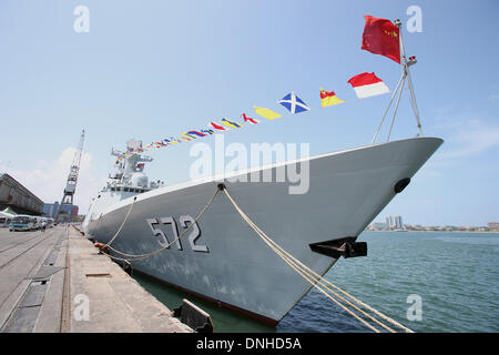 Dar Es Salaam, Tanzanie. Dec 30, 2013. La frégate de missiles Hengshui de la 15e flotte d'escorte de la marine chinoise docks du port de Dar es Salaam, Tanzanie, le 29 décembre 2013. Après avoir achevé sa mission d'escorte, la 15e flotte d'escorte de la marine chinoise a effectué une visite de quatre jours de dimanche à la Tanzanie sur son chemin de retour à la Chine. © Zhang Ping/Xinhua/Alamy Live News Banque D'Images