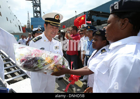 Dar Es Salaam, Tanzanie. Dec 30, 2013. Les officiers de la Marine chinoise de la 15e flotte d'escorte de la marine chinoise sont accueillis par des soldats tanzaniens au port de Dar es Salaam, Tanzanie, le 29 décembre 2013. Après avoir achevé sa mission d'escorte, la 15e flotte d'escorte de la marine chinoise a effectué une visite de quatre jours de dimanche à la Tanzanie sur son chemin de retour à la Chine. © Zhang Ping/Xinhua/Alamy Live News Banque D'Images