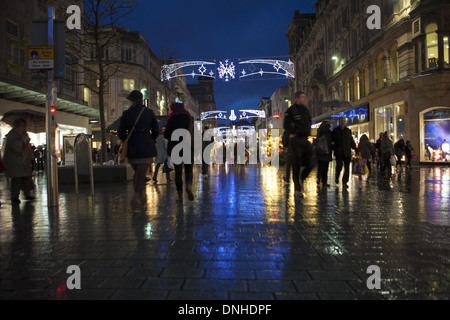 Décorations de Noël boutiques et shoppers à Liverpool, Merseyside, Royaume-Uni Un Banque D'Images