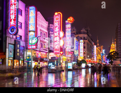 La rue commerçante de Nanjing Road East, Shanghai Street Centre-ville République populaire de Chine, République populaire de Chine, l'Asie Banque D'Images